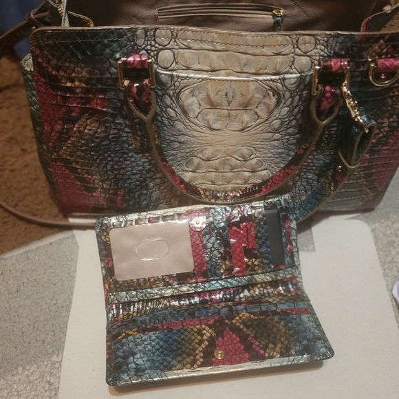 Brahmin komodo small finley and matching wallet . - Picture 9 of 10